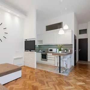 Szent Istvan Ter 4 Next To Basilica A 1 Bedroom Budapest